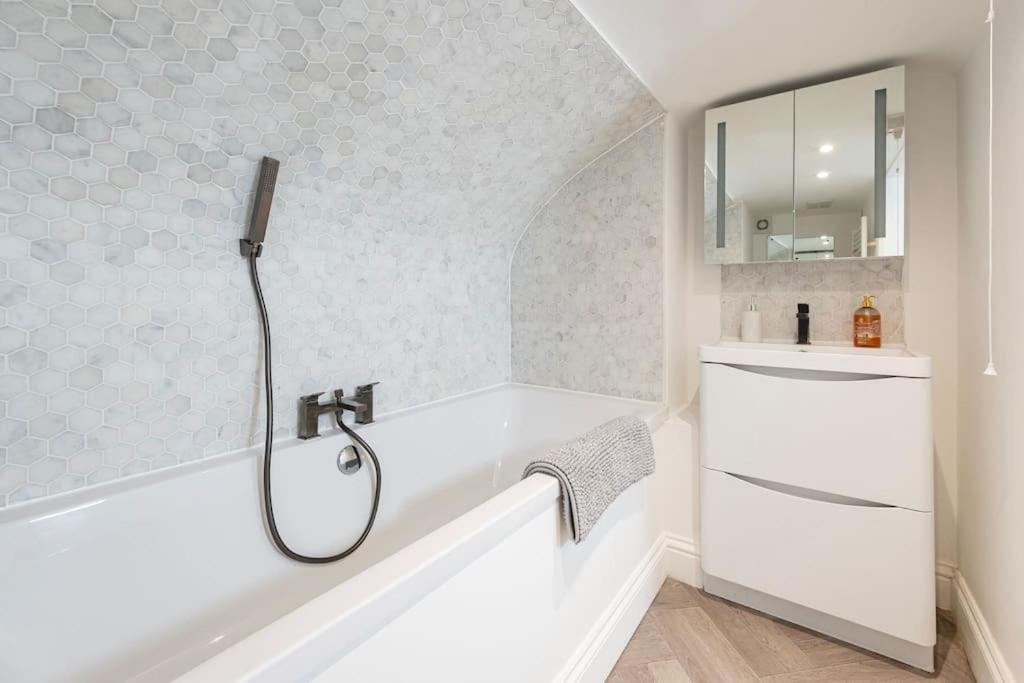 Spacious Apartment - 5 Minutes Walk To Bath Abbey エクステリア 写真