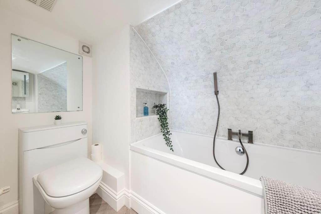 Spacious Apartment - 5 Minutes Walk To Bath Abbey エクステリア 写真